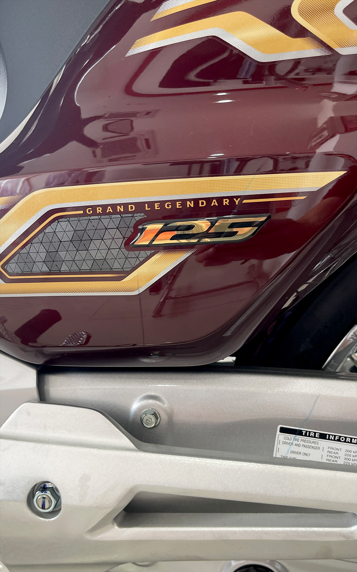 Tem cốp Honda Dream 125 NCX 2024 màu đỏ Tem cốp Honda Dream 125 NCX 2024 màu đỏ